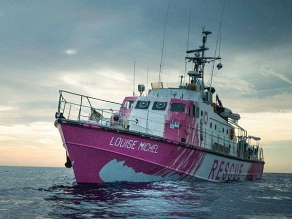 El grafitero Banksy financia un barco para rescatar a migrantes en el Mediterráneo.