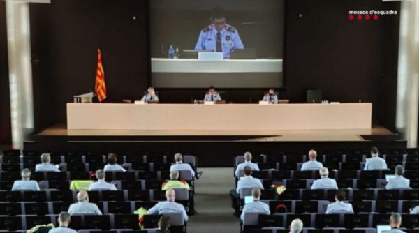 Trapero demana als Mossos que es refugiïn en la professionalitat. El major analitza amb 200 comandaments les dues últimes setmanes.