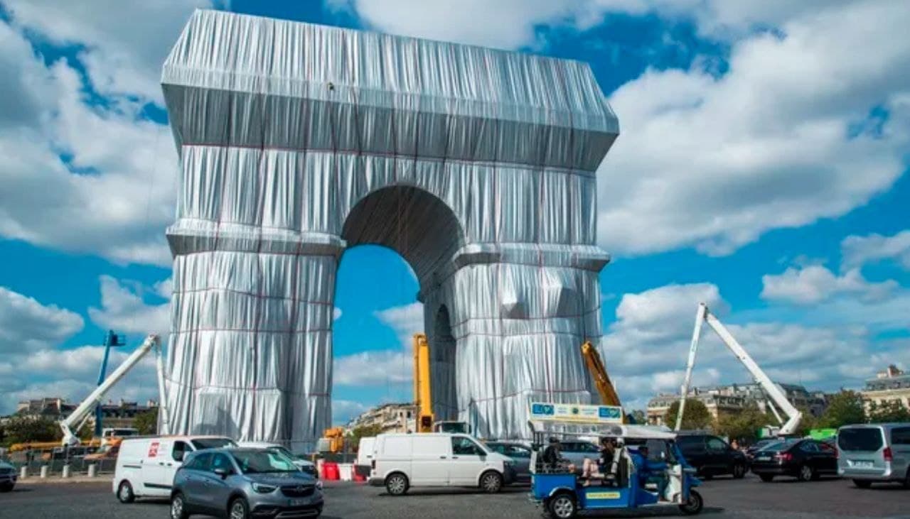 Així ha quedat l’Arc de Triomf de París totalment embolcallat amb una obra de Christo